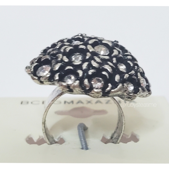 ✨️SALE✨️ 2 for $13✨️ BCBG Crystal / Metal Floral Cocktail Ring, Holiday, NWT - Picture 6 of 10